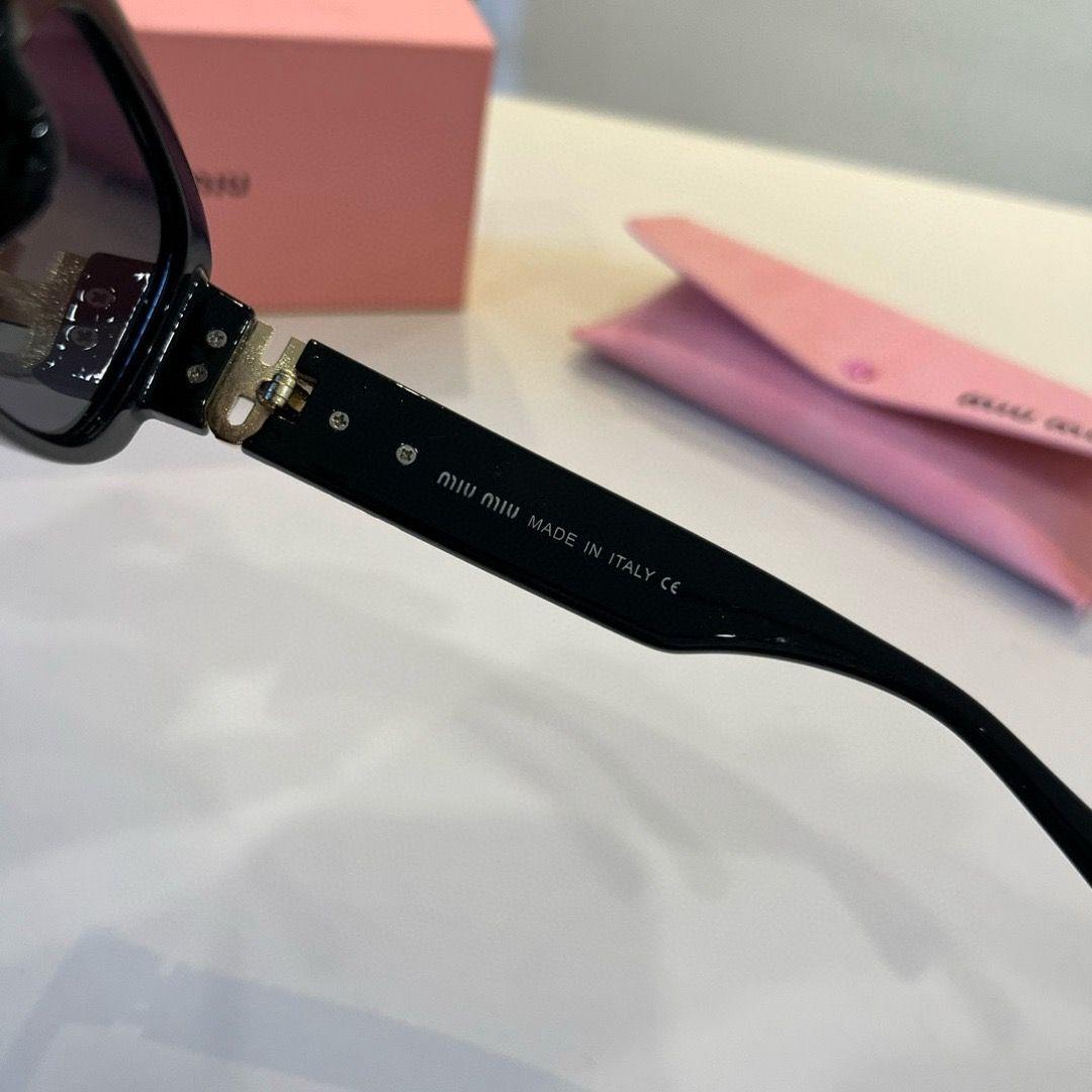miu miu サングラス ブラック スクエアフレーム ゴールドロゴ