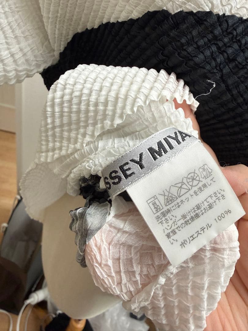 ISSEY MIYAKE プリーツトップス 2サイズ モノトーン 不規則デザイン