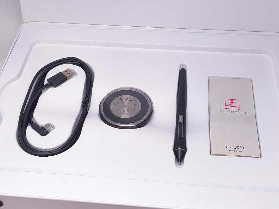 【美品】Wacom Intuos Pro ペンタブレット PTH660K0