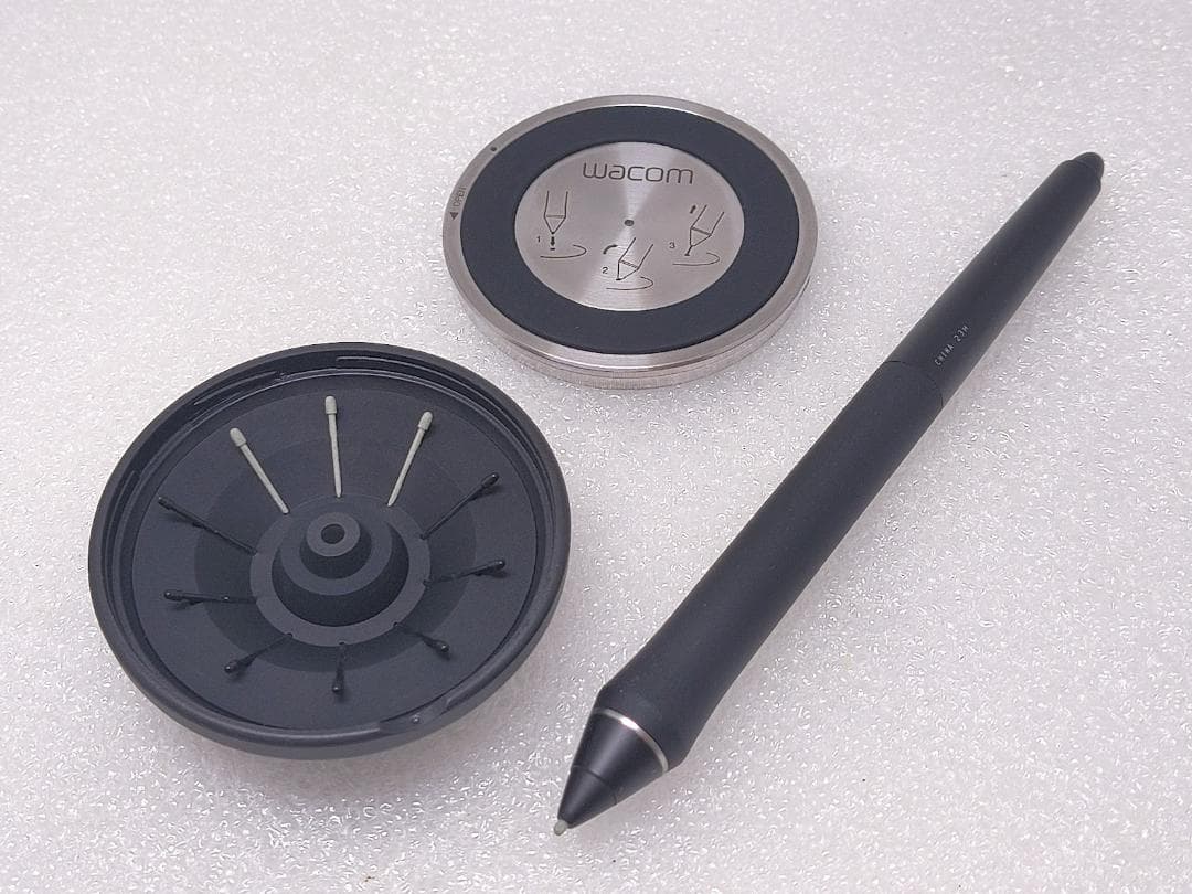 【美品】Wacom Intuos Pro ペンタブレット PTH660K0
