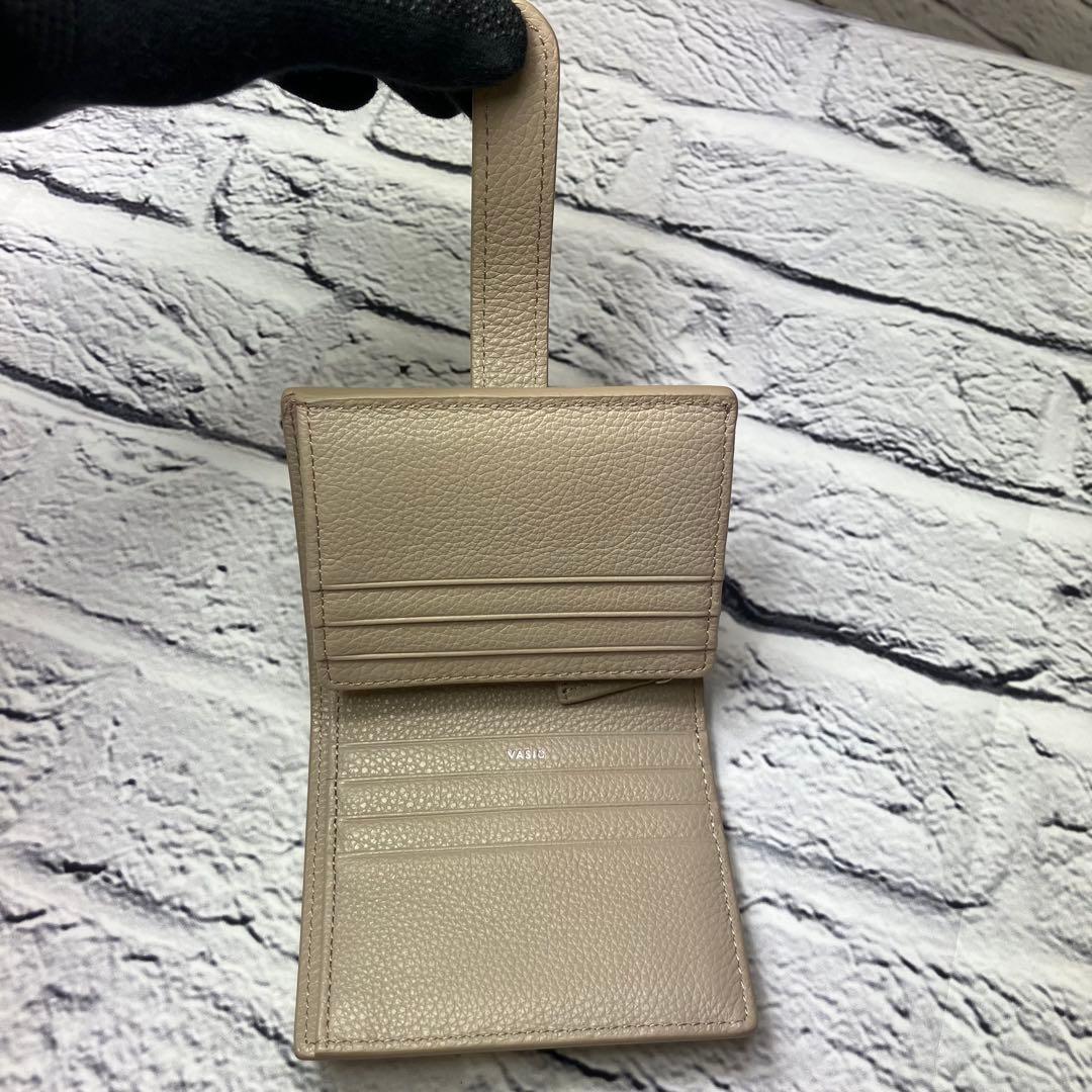 ほぼ新品✨VASIC ヴァジック シボ革 レザー グレージュ 二つ折り財布
