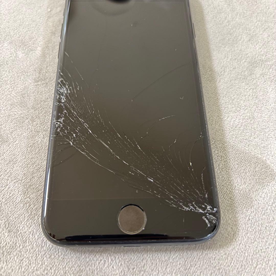 Apple iPhone SE 第2世代　ブラック 本体 画面ひびあり
