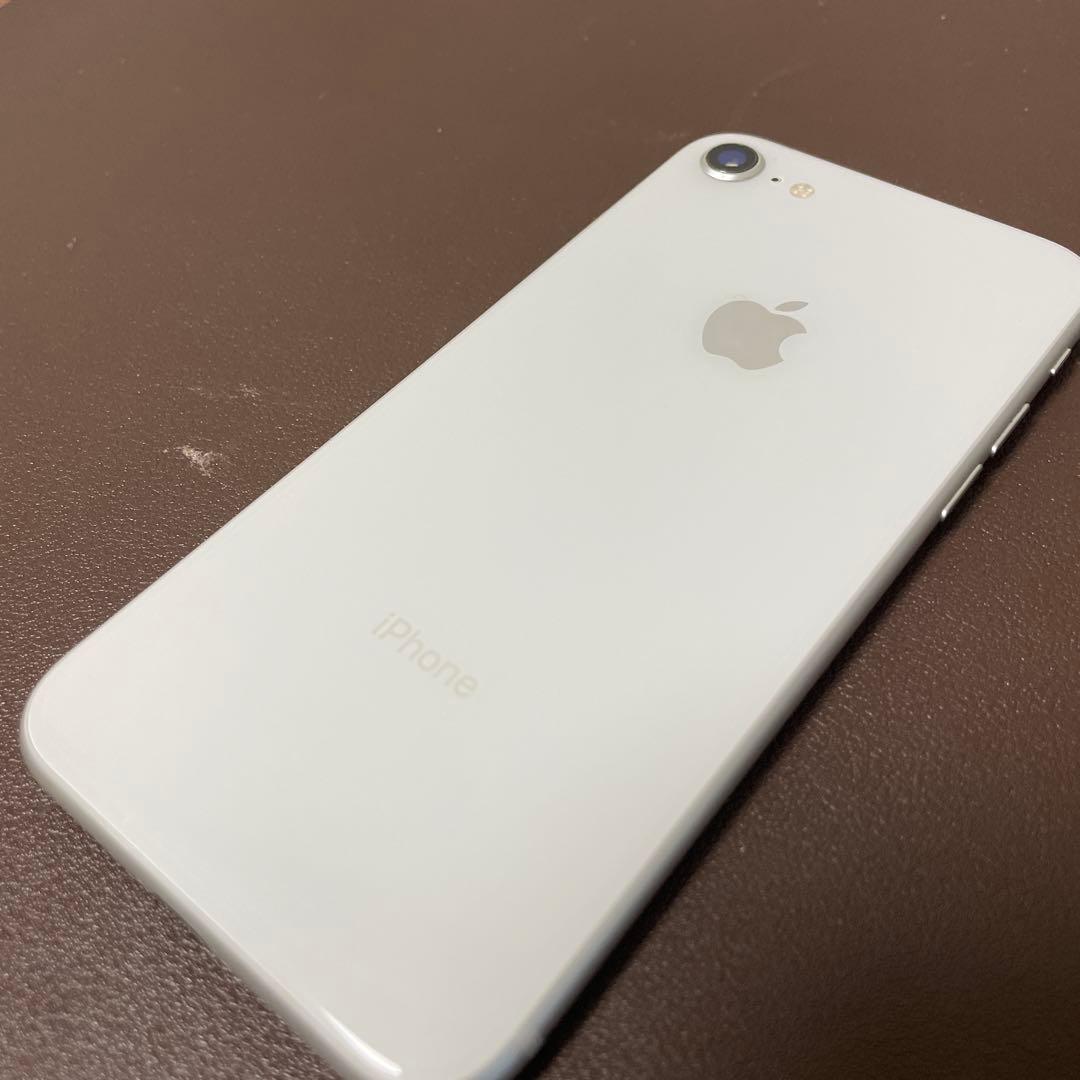 iPhone 8 シルバー（SIMロックあり、au）