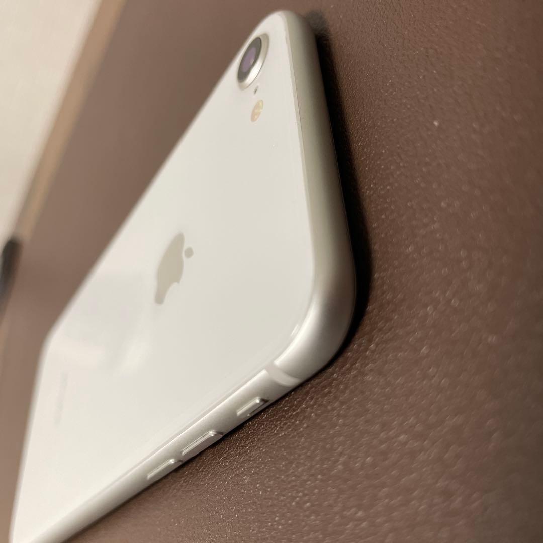 iPhone 8 シルバー（SIMロックあり、au）