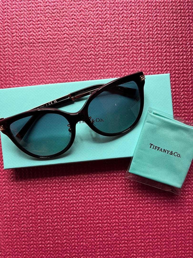 新品未使用　Tiffany & Co. キャットアイサングラス　保証書付き