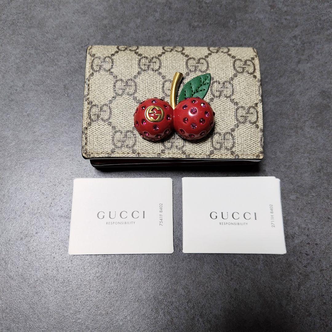 極美品✨グッチ◇チェリーモチーフコンパクト二つ折り財布　スプリームPVC赤レザー