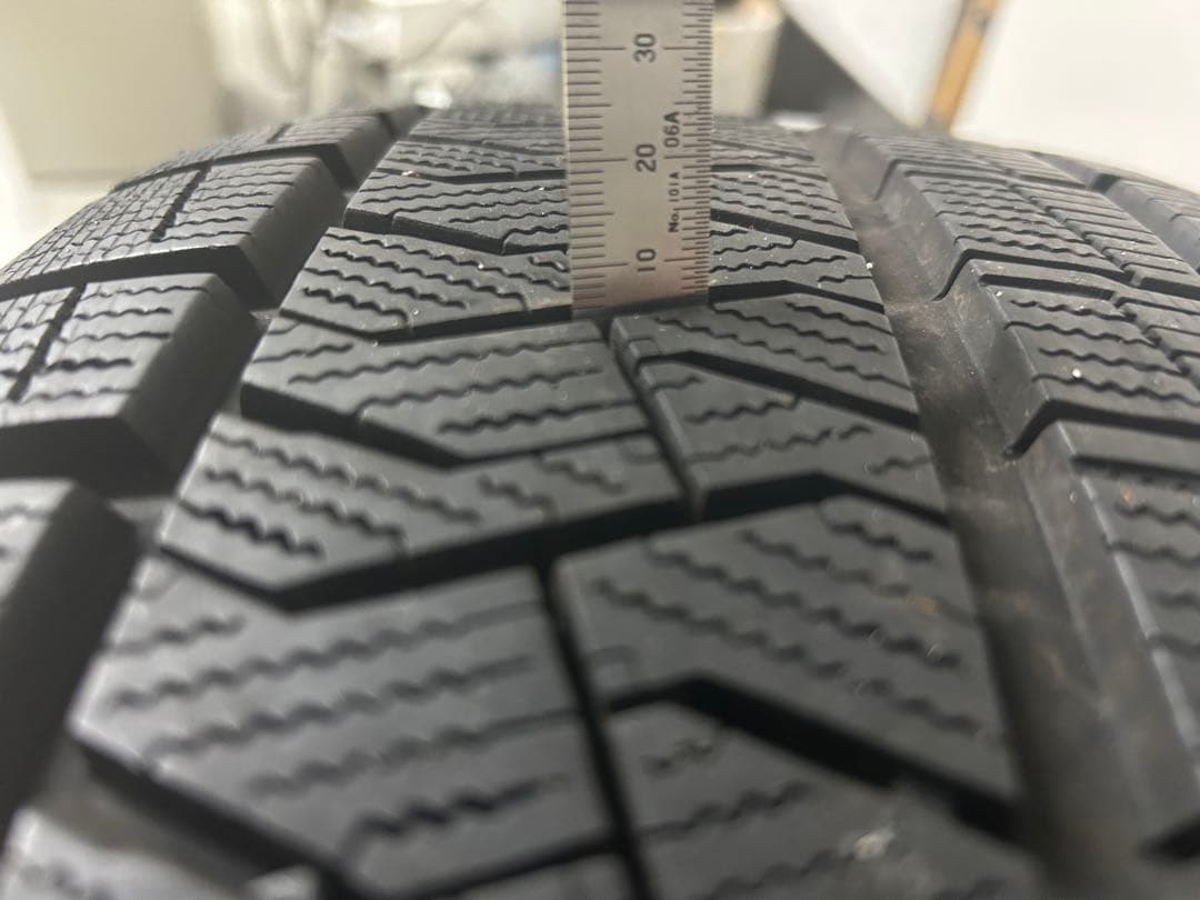 メルセデスベンツ　　　　　　　　　　　　　215/60R17スタッドレスタイヤ