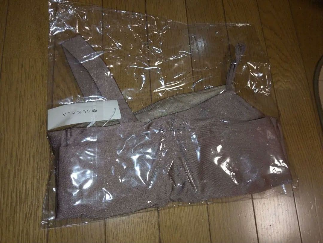 新品未使用SUKALA シャインストレッチアシンメトリーブラウンブラトップM