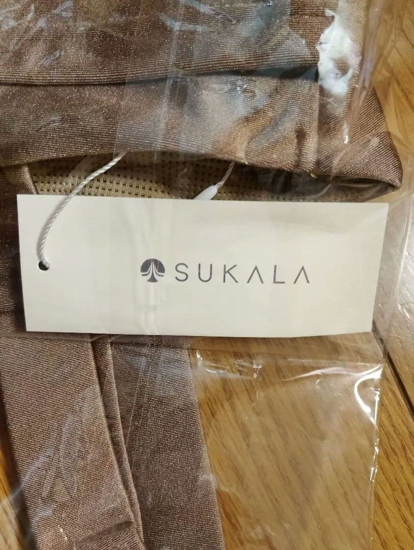 新品未使用SUKALA シャインストレッチアシンメトリーブラウンブラトップM