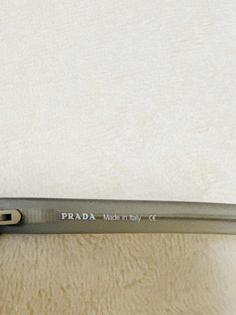 PRADA☆サングラス グレー 細フレーム イタリア製 ケース箱付き　レディース