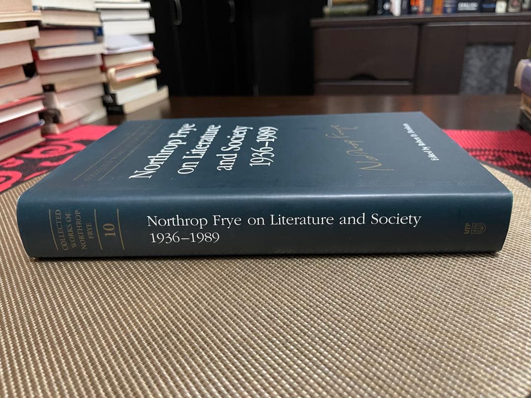 洋書 Northrop Frye on Literature and Society