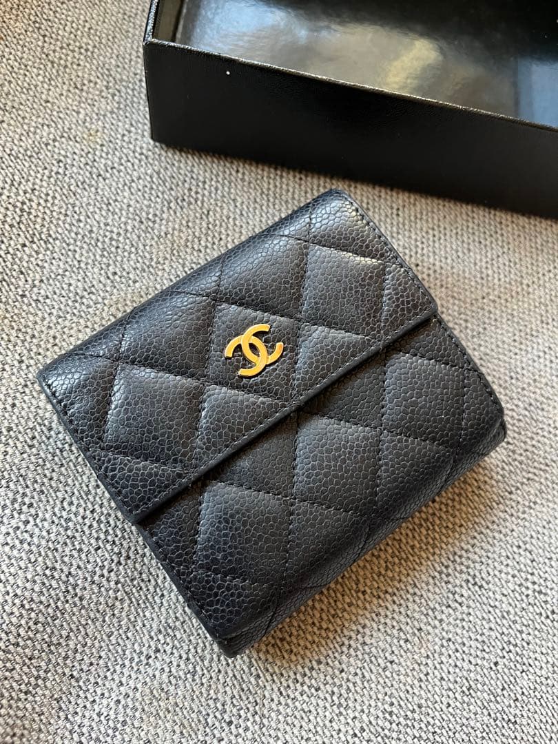 CHANEL 二つ折り財布 コンパクト　マトラッセ　キャビアスキン