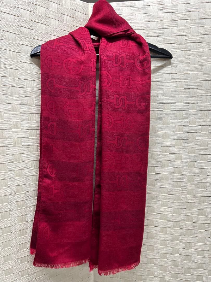 GUCCIロゴ入り赤ストール 長方形