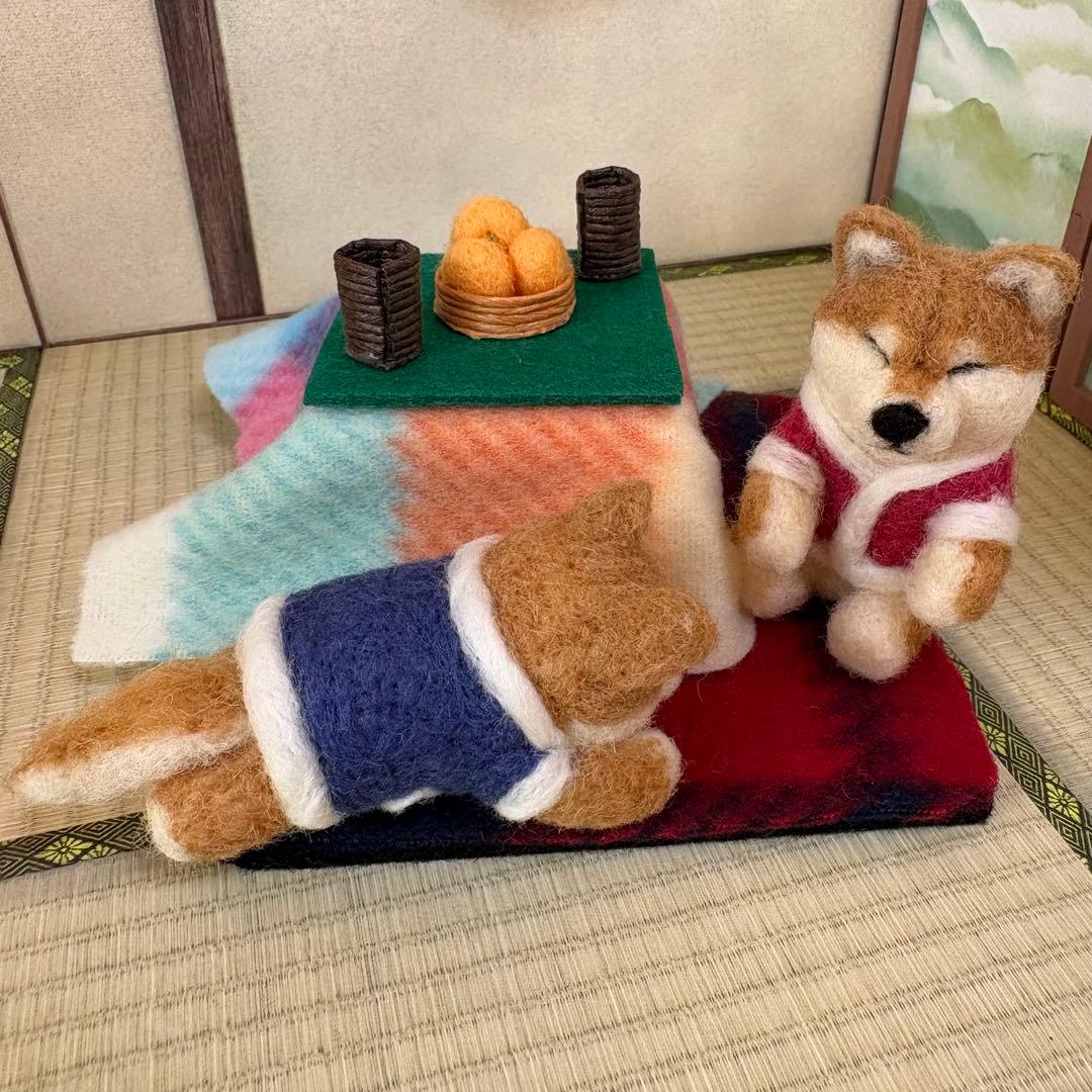 こたつでぬくぬく　ちっちゃな柴犬ちゃん達（羊毛フェルト）
