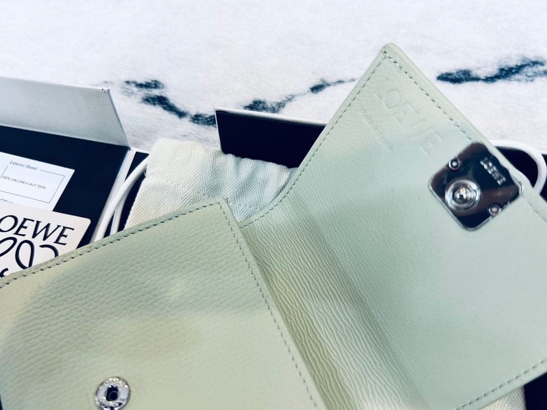 LOEWE ミントグリーン 財布　アナグラム コンパクト フラップウォレット