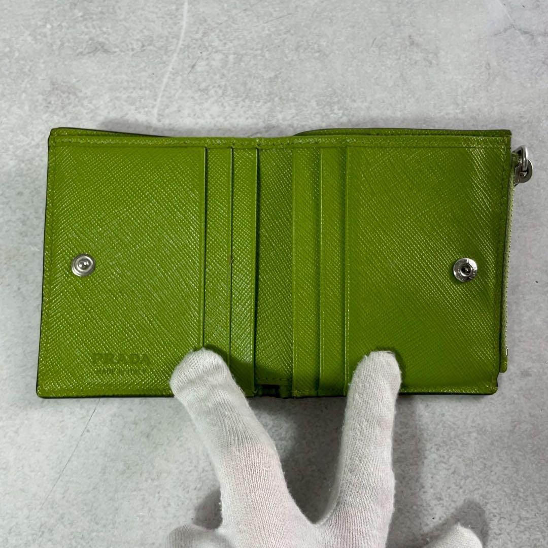【極美品】プラダ 二つ折り財布 トライアングルロゴ サフィアーノ