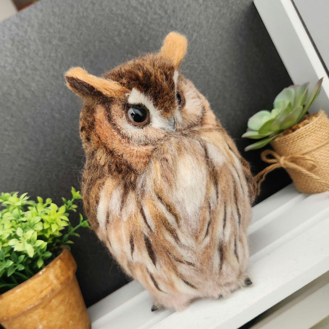 羊毛フェルト製置物　タテジマフクロウ(ウサギフクロウ)　高さ約19㎝