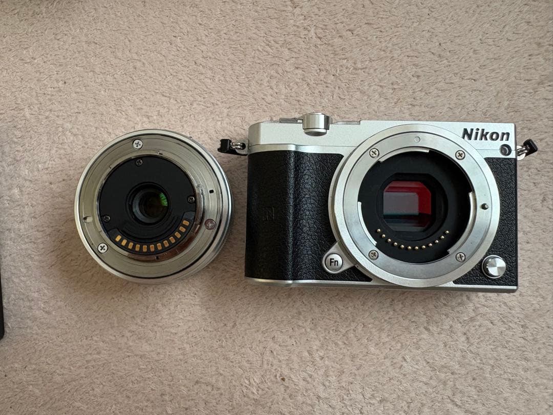 Nikon 1 J5 シルバー　ミラーレスカメラ