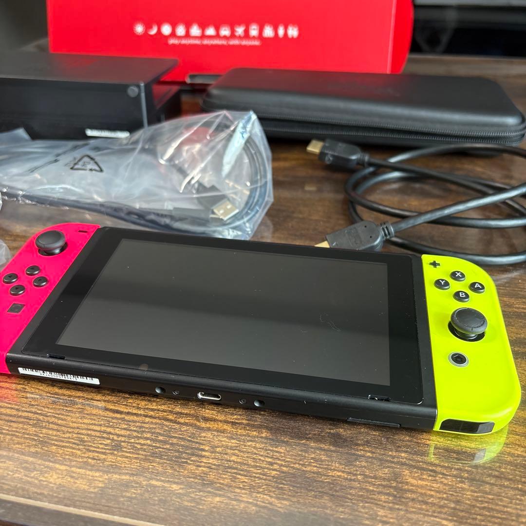 ⭐︎中古　Nintendo switch ゲーム機　本体、充電スタンド、ケース付き