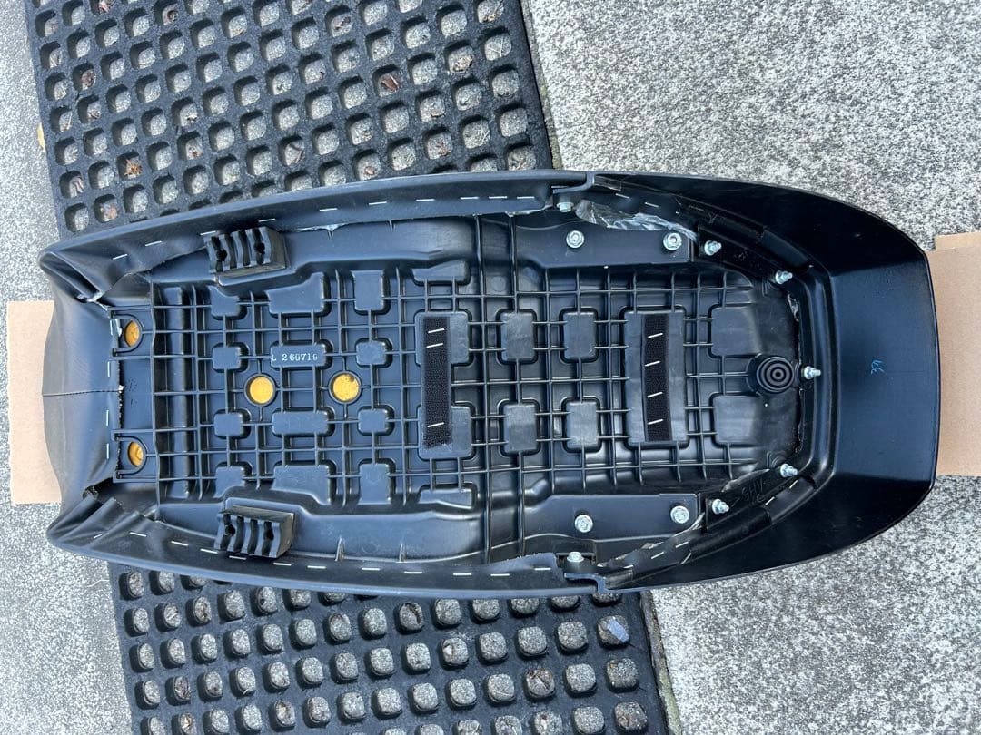 SR400 純正シート　ダンパ無し