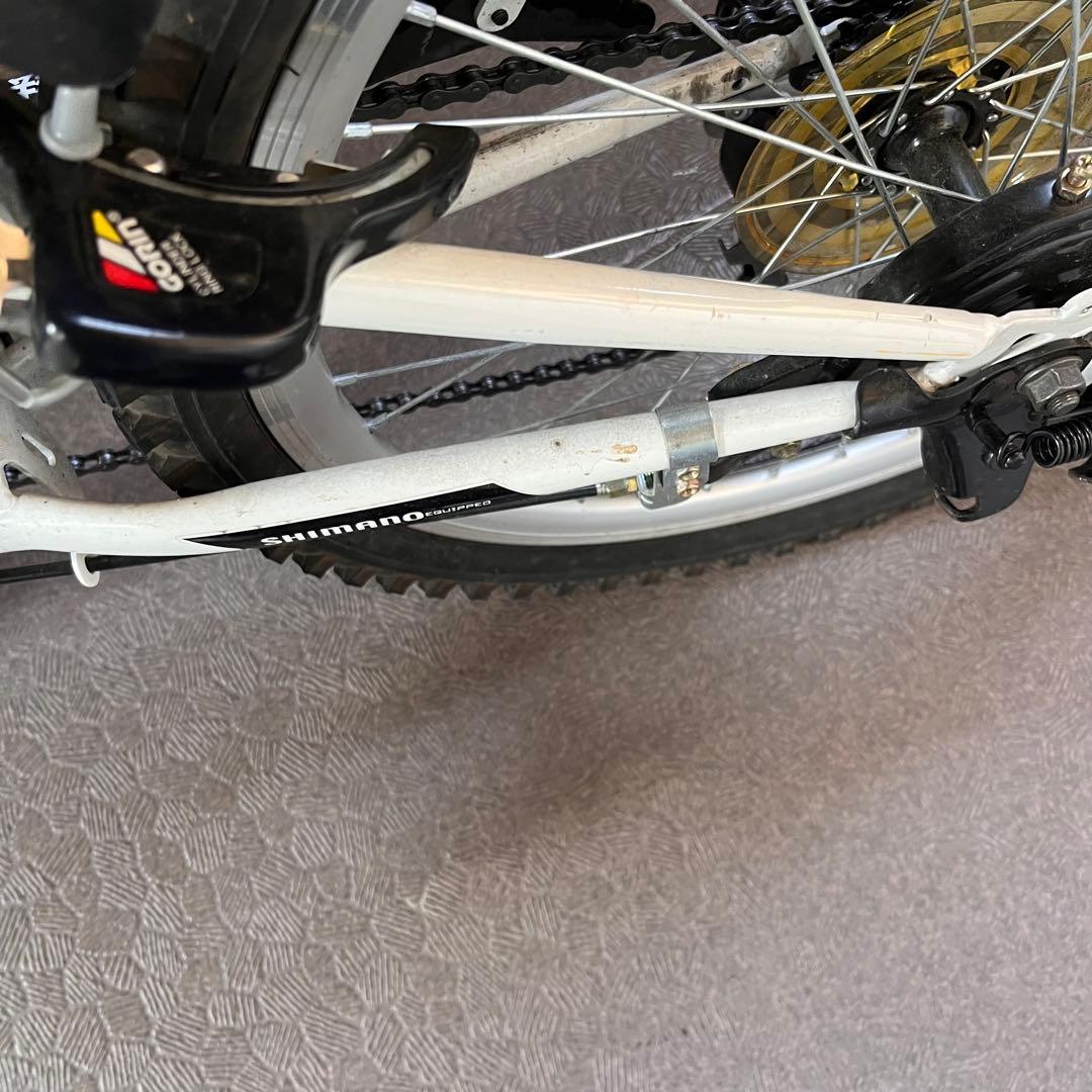 22インチ子供用自転車 ホワイト 6速ギア 前バスケット付きマウンテンバイク