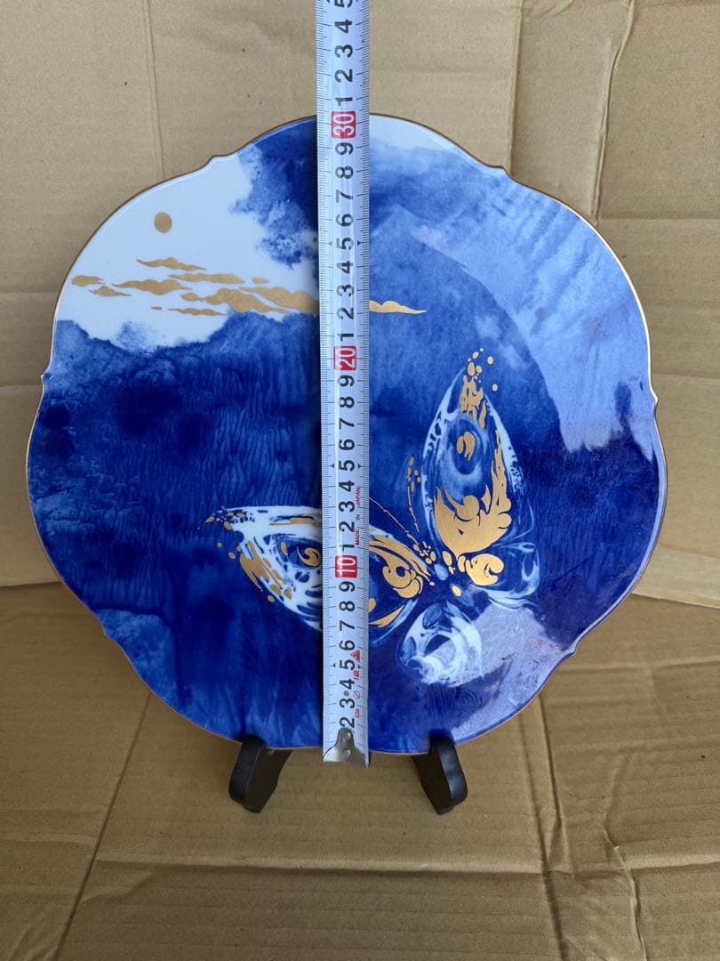 青と白の蝶デザインの陶器皿