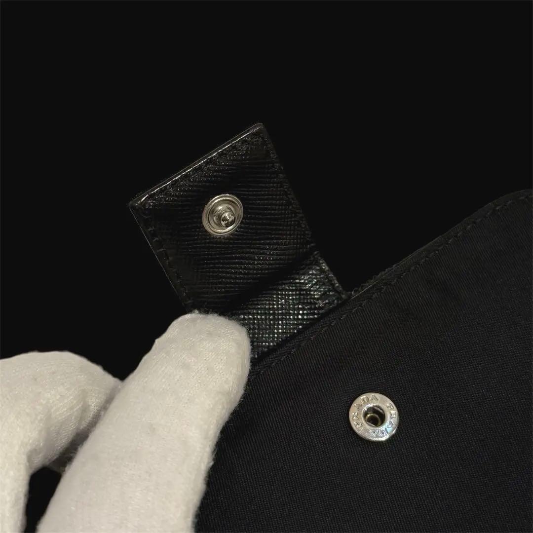 人気‼️PRADA NYLON サフィアーノレザー 二つ折り財布 三角ロゴ 黒