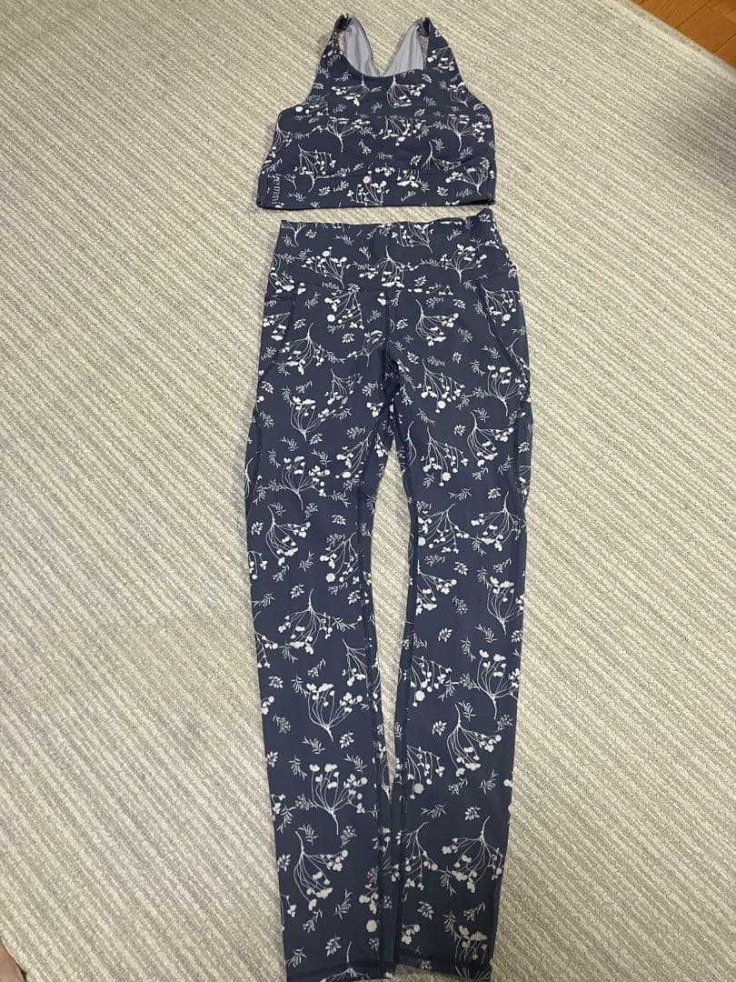 emmi yoga セットアップ　花柄　セットアップ　上下　ネイビー　サイズ1