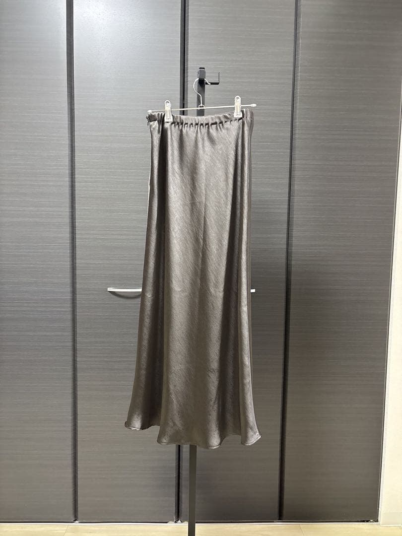 専用　anuans サテンバイアスナロースカート（CGRY)