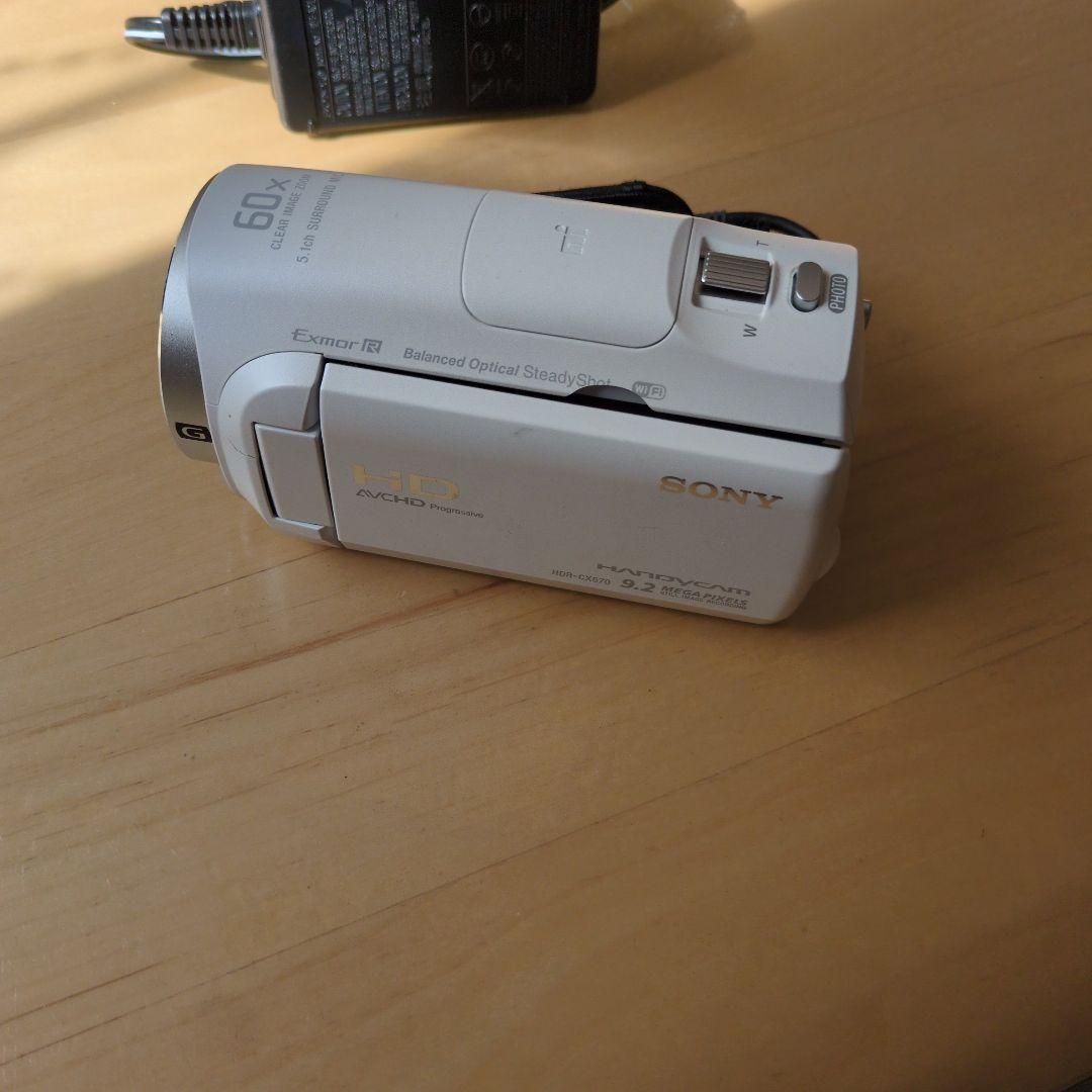 SONY HDR-CX670 ホワイト ビデオカメラ 本体　充電池２個付き卒業式