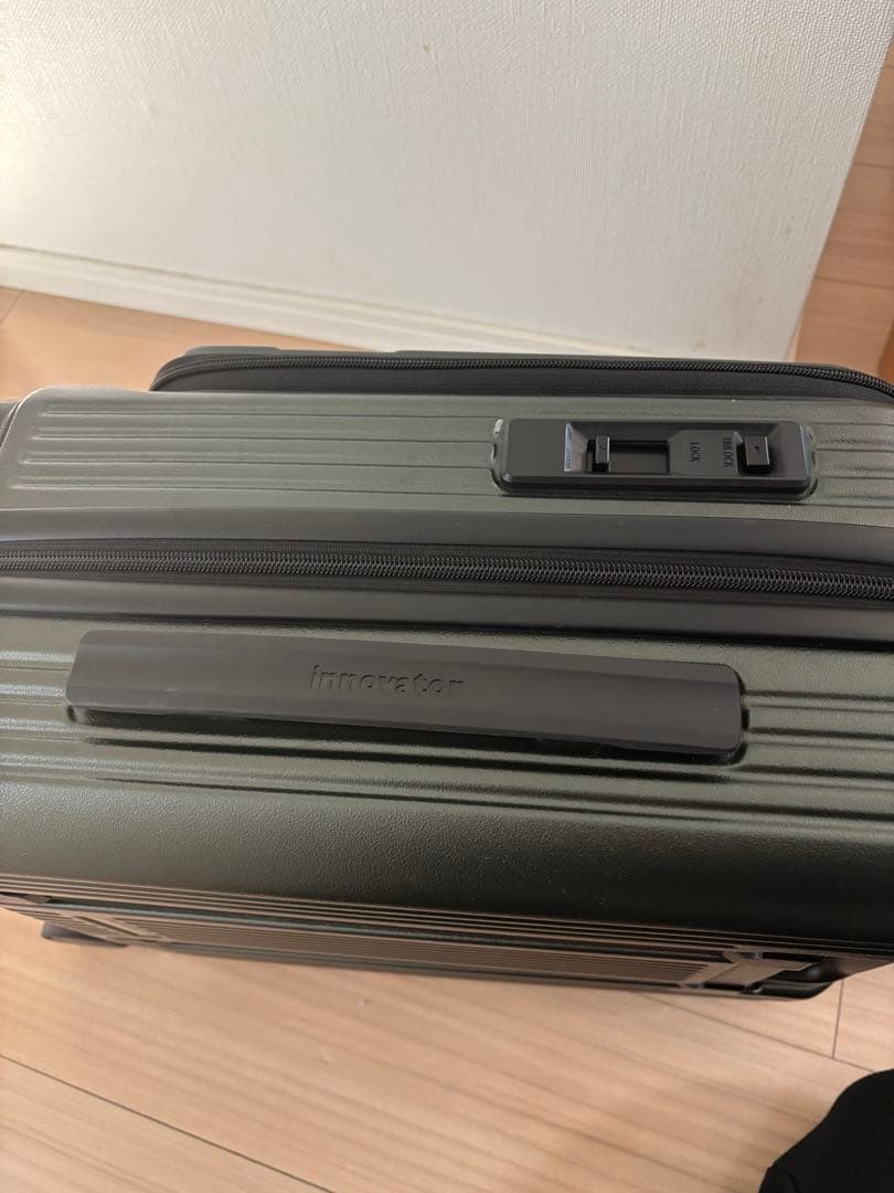 人気色　イノベーター キャリーバック　スーツケース 21L 機内持込OK 緑