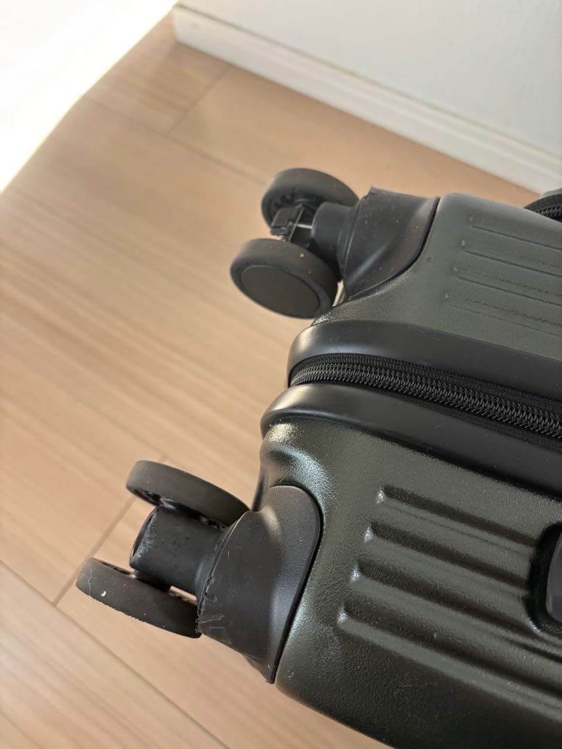 人気色　イノベーター キャリーバック　スーツケース 21L 機内持込OK 緑