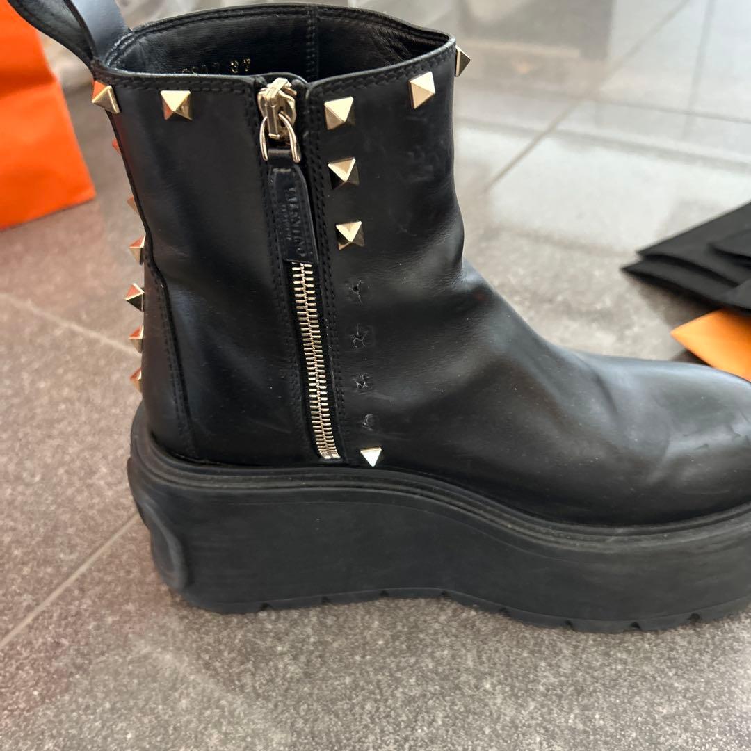 ぽ*す様 valentino Vロゴ シグネチャーカーフスキン ショートブーツ