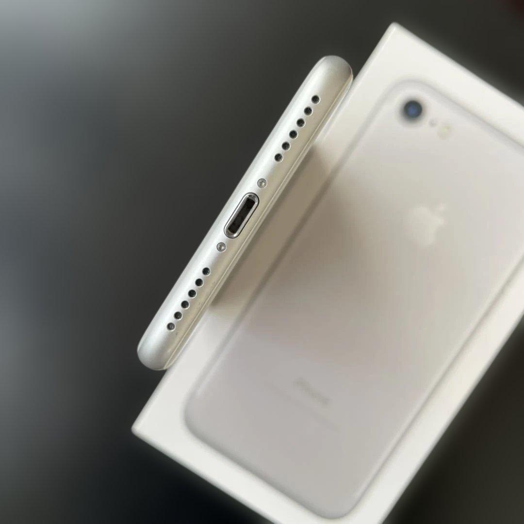 iPhone 7 32GB シルバー 本体 純正箱 充電器・イヤフォン付き