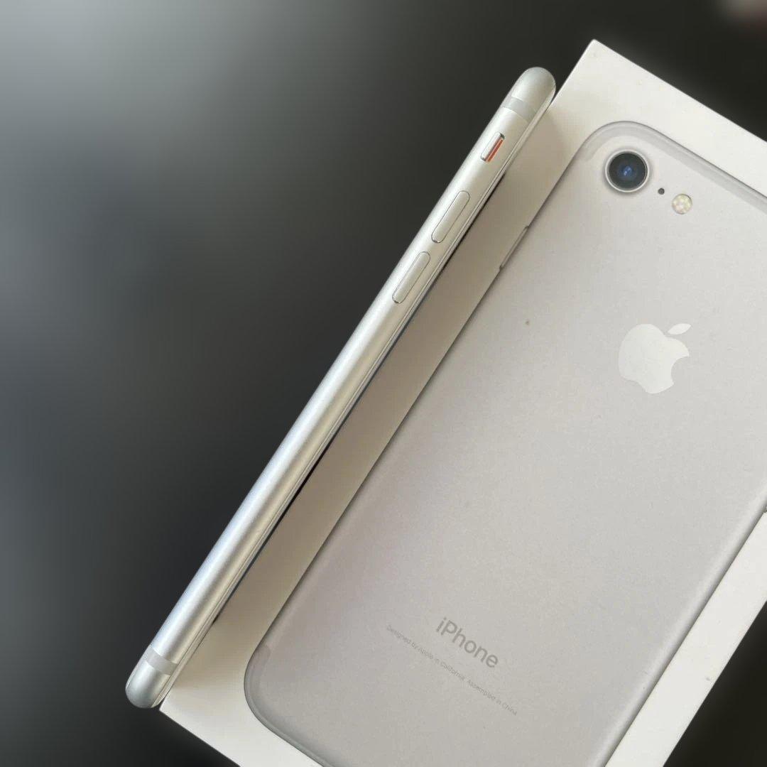 iPhone 7 32GB シルバー 本体 純正箱 充電器・イヤフォン付き