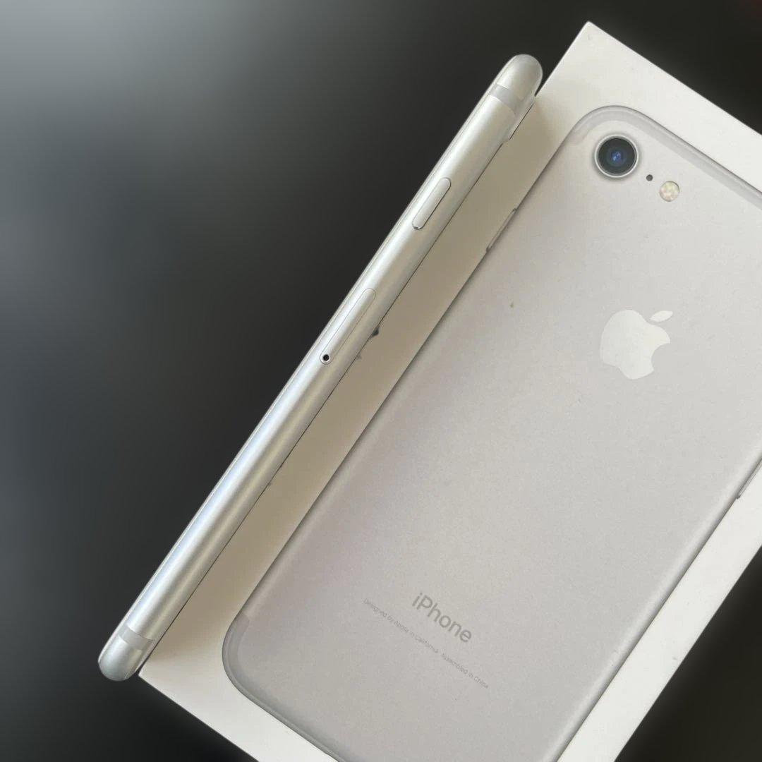iPhone 7 32GB シルバー 本体 純正箱 充電器・イヤフォン付き
