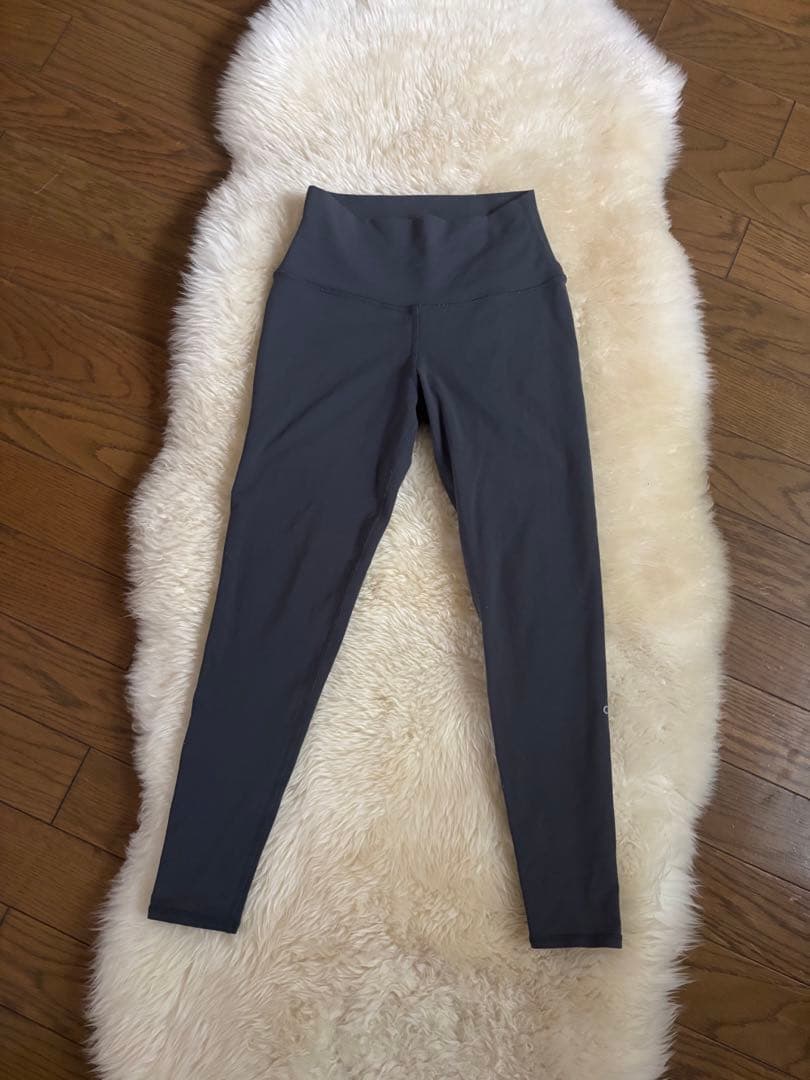 alo ロゴ入りヨガパンツ グレー