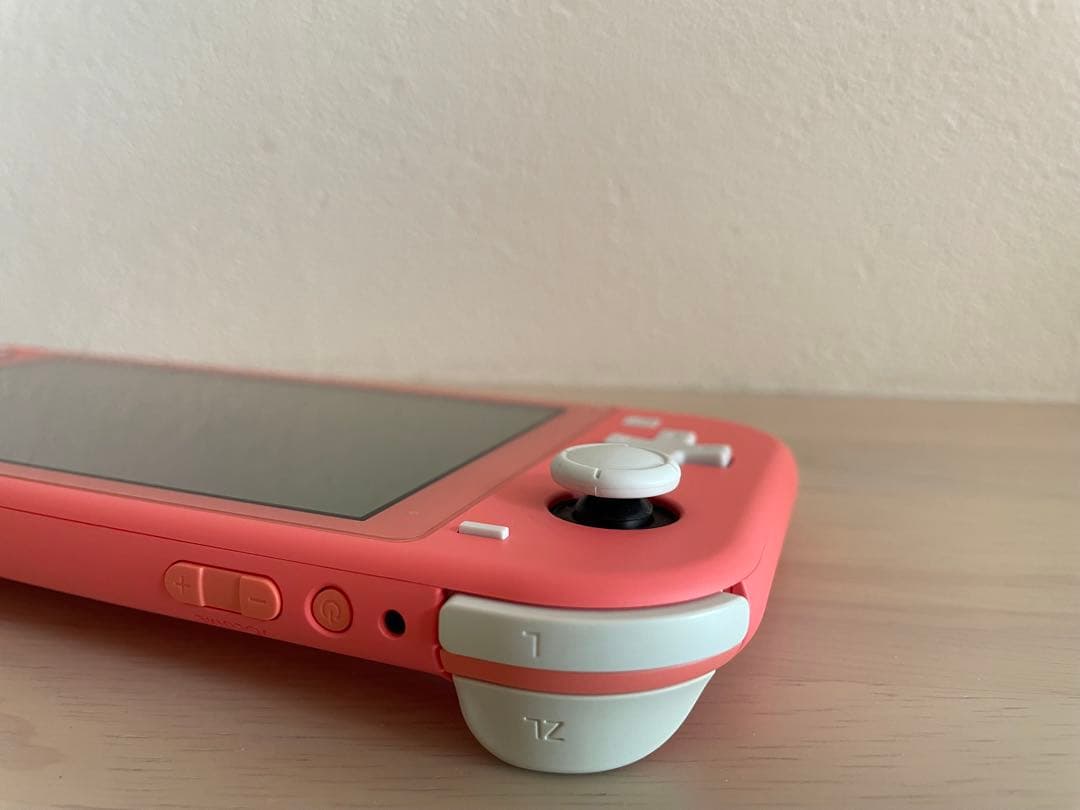 ジャンク品・Switch right 本体　コーラル （充電器、ケースつき）