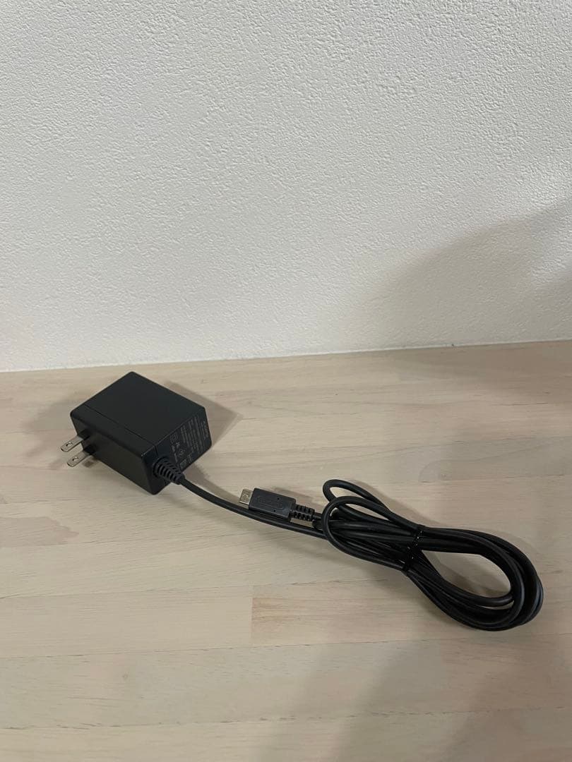 ジャンク品・Switch right 本体　コーラル （充電器、ケースつき）