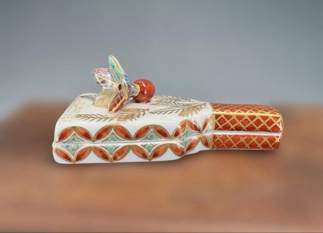 【中古品】高野昭阿弥造　色絵羽子板香合（共箱）