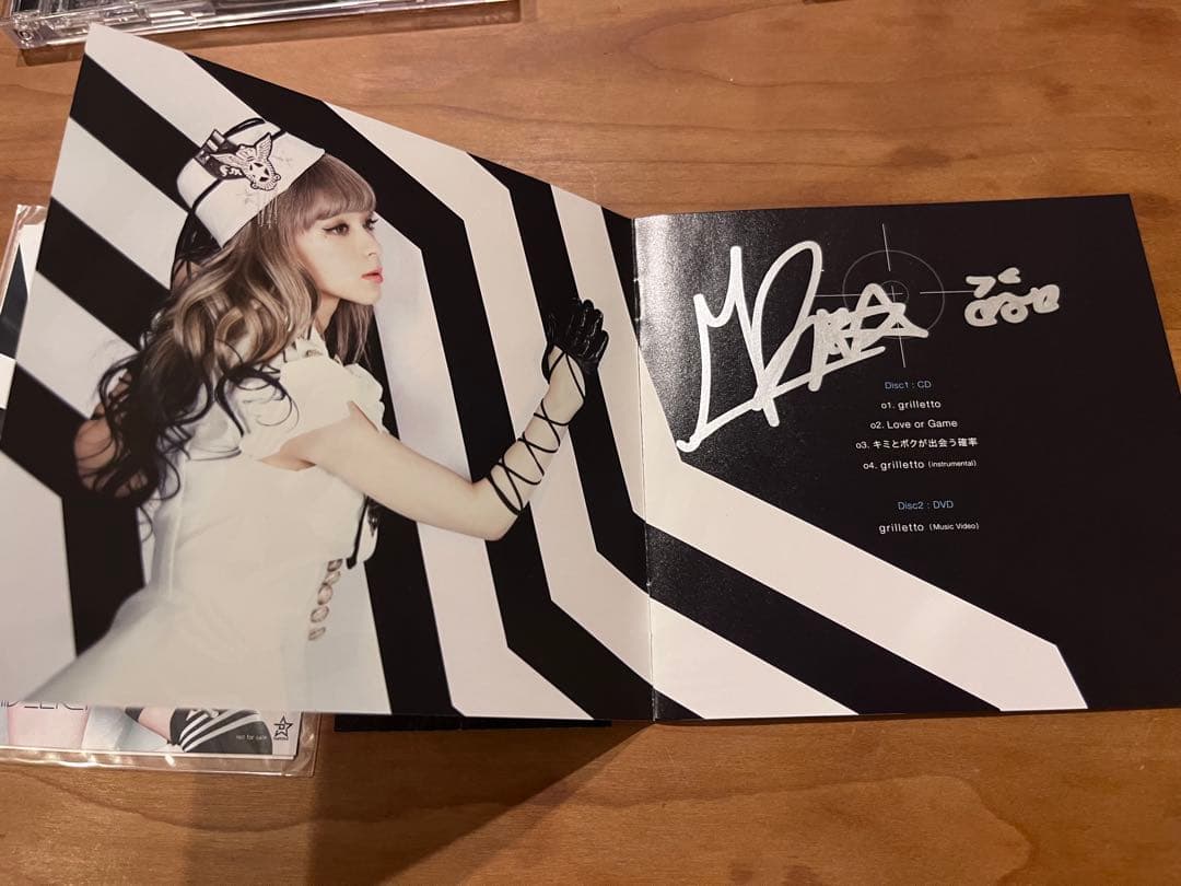 GARNiDELiA grilletto 直筆サイン