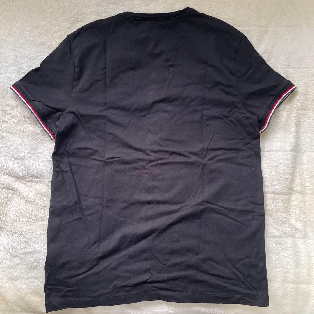 黒のラウンドネックTシャツ