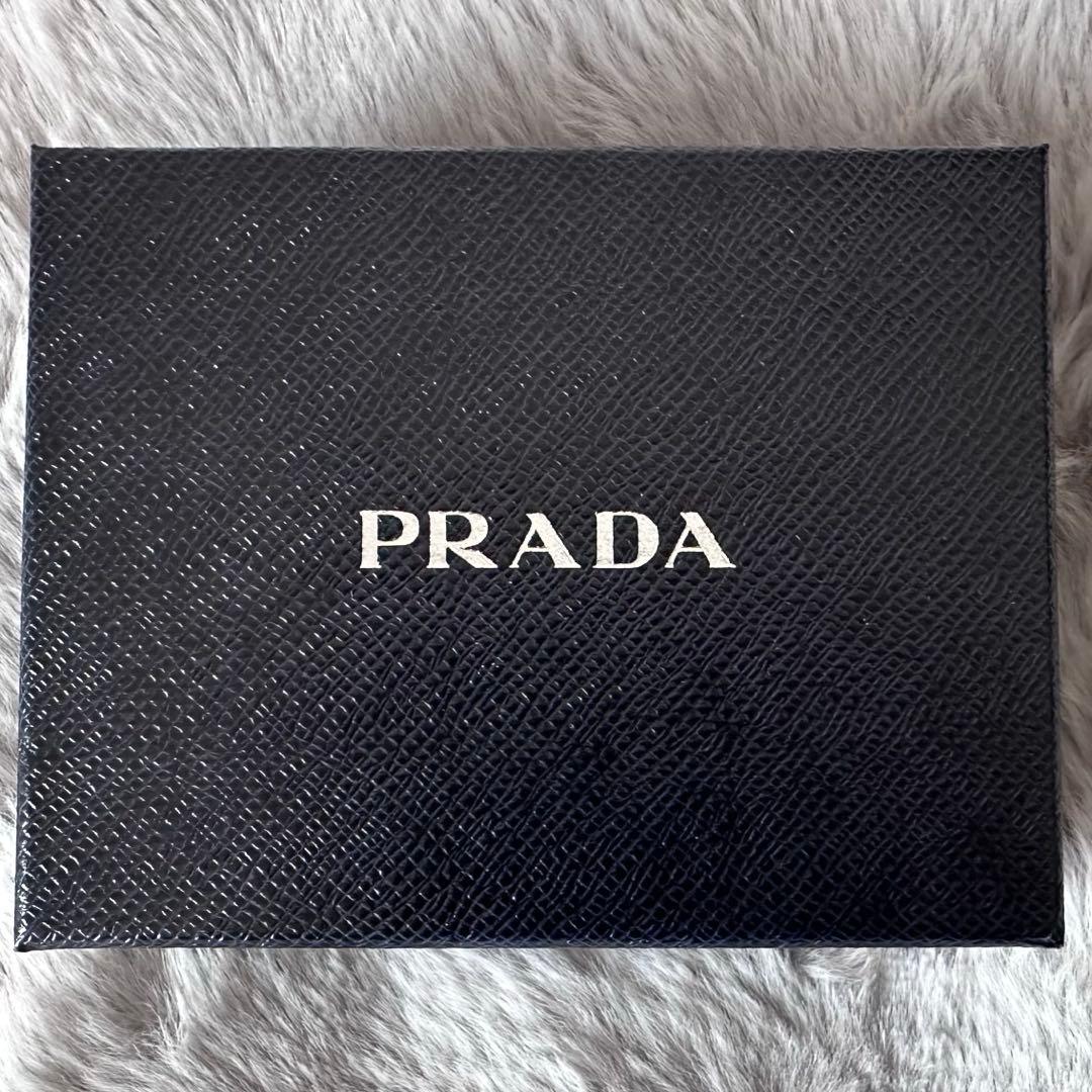 PRADA 二つ折り財布 サフィアーノレザー　黒