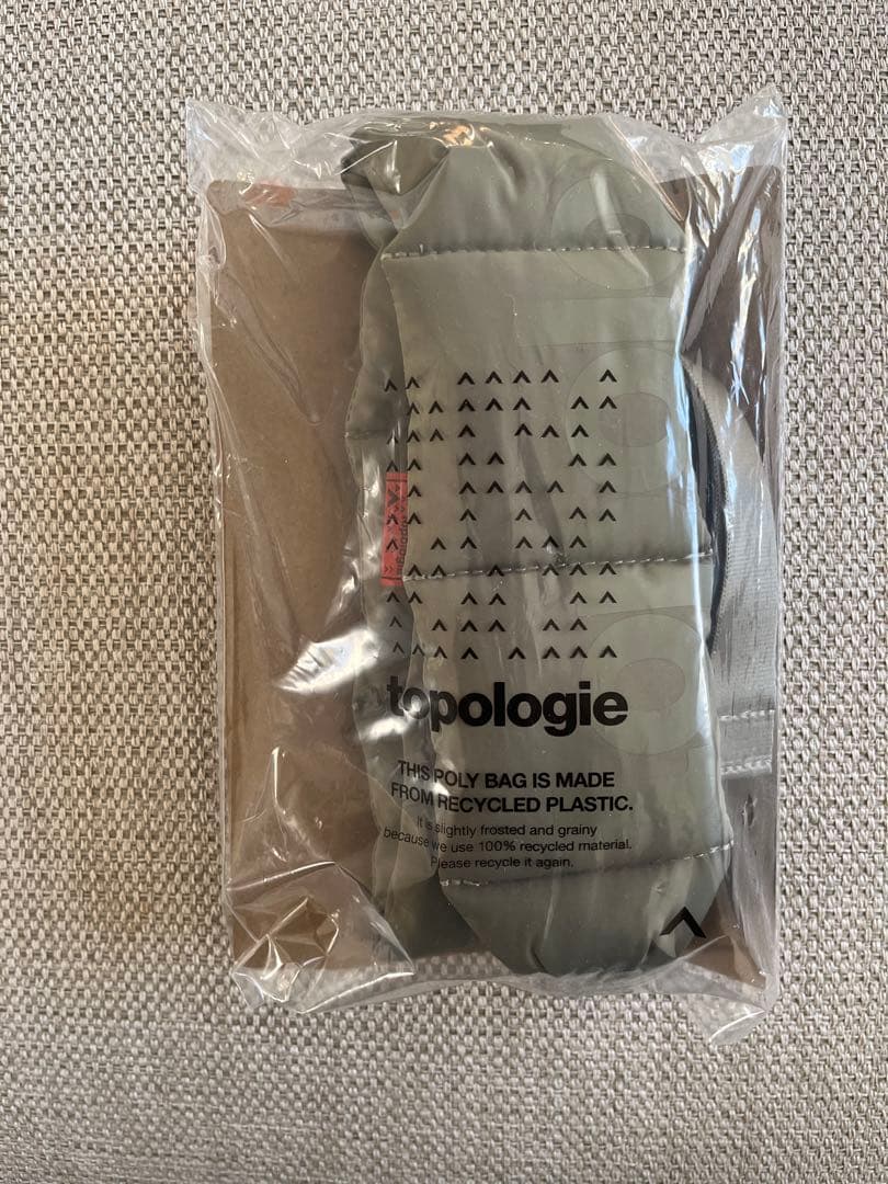 1/19まで【新品】topology Puffer Strap カーキ
