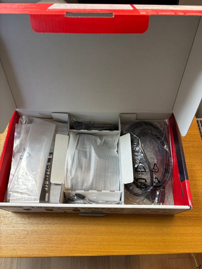 完品美品+5000円相当おまけつき　Nintendo Switch
