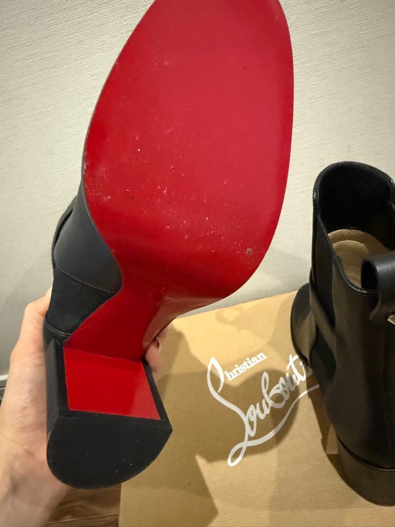 SALE中‼️クリスチャンルブタン　レザー ブラック ショートブーツ バックル付き