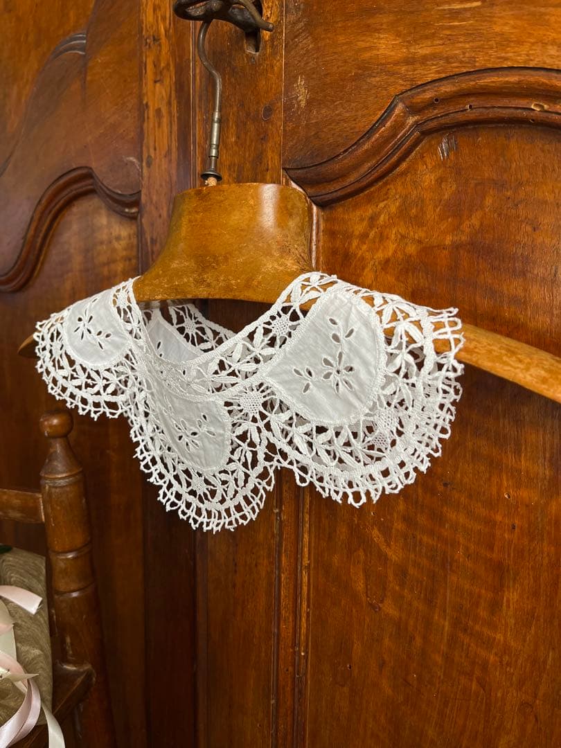 ◆フランスアンティーク｜手編みボビンレース付け襟素材、手作り白糸刺繍、透け感白