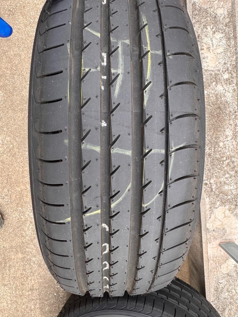ロードスター純正ヨコハマタイヤ走行160キロのみ４本セットのうち２本分（１の２）