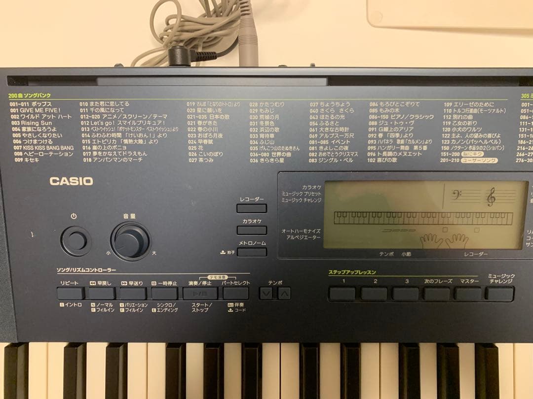 光でナビゲーションCASIO 61鍵盤電子ピアノ　マイク・楽譜付き(LK215)