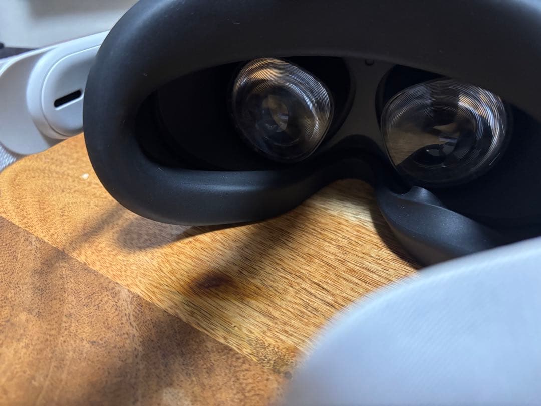  Quest 2 VRヘッドセットとコントローラー